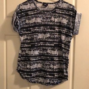 Short sleeved rolled sleeve shirt.